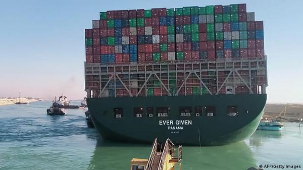 في ذكرى جنوح سفينة بقناة السويس..سفينة لنفس الشركة تعلق بأمريكا