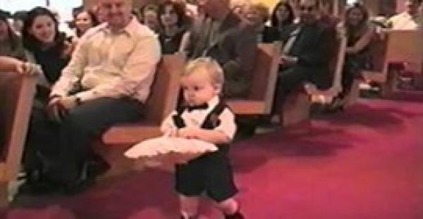 بالفيديو.. طفل يخطف الأضواء في حفل زفاف