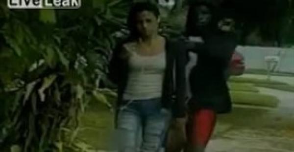 بالفيديو.. شاهد ماذا فعل رجل مع فتاة حسناء تعقبها بمنطقة منعزلة