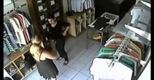 بالفيديو.. فتاة حسناء تغافل بائعة وتسرق قطعة ملابس