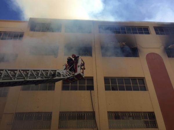 البيضاء: حريق مهول بمعمل لإنتاج الحلويات يستنفر 6 شاحنات إطفاء و80 فرادا من الوقاية المدنية (فيديو)