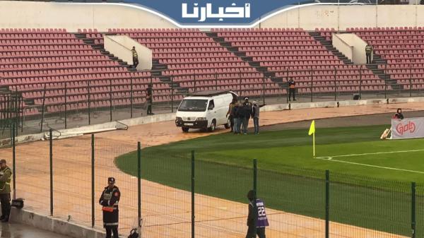 في زمن الاحتراف...سيارة غريبة تدخل ملعب البشير مع بداية الشوط الأول لمباراة الوداد ووجدة