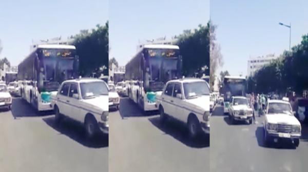 وبزاف على السيبة : أصحاب "طاكسيات" بالرباط يحاصرون حافلة تابعة لشركة "ألزا" الجديدة ويمنعونها من نقل المواطنين (فيديو)