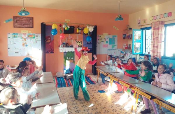 من مالها الخاص: أستاذة تحول فصلها الدراسي إلى "محترف فنون" وسط مطالب  بتعميم هذه التجربة الفريدة(صور)