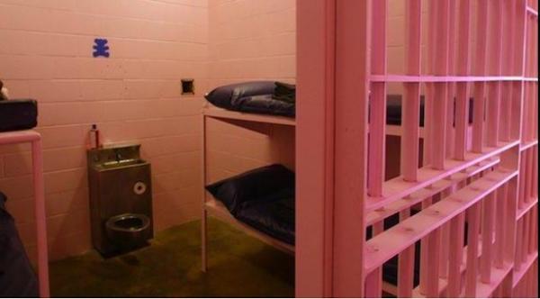 لهذا السبب يتم صباغة  الزنازين باللون الوردي في سويسرا