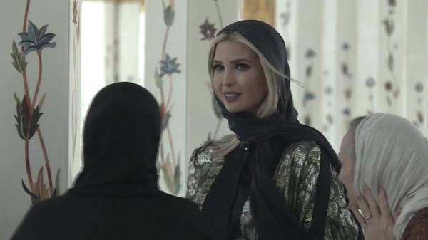 إيفانكا ترامب ترتدي الحجاب في زيارة لمسجد الشيخ زايد