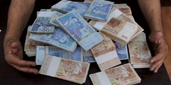 بسبب “عناد موظف”.. بنك مغربي يُلزَم بتعويض زبون بعد رفض إيداع أمواله