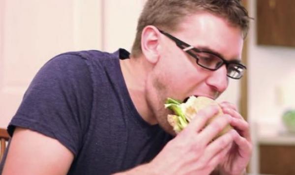 بالفيديو: رجل يمضي 6 أشهر لصنع شطيرة بكلفة 1500 دولار