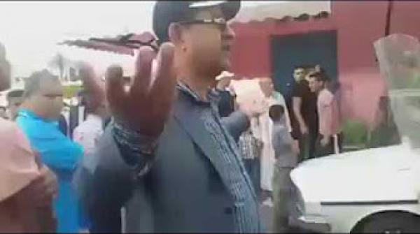 مواطن بالناظور للقوات المساعدة : شكون هاد الحمار لي عطاكم الأوامر؟