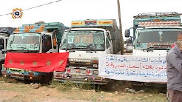 مهنيو وأرباب الشاحنات بعين عتيق مستمرون في الاضراب