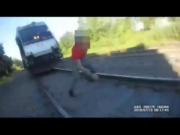 شاهد: شرطي ينقذ شابا من الدهس تحت عجلات القطار