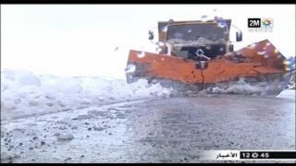 فتح المحور الطرقي ميدلت أزرو بعد أن بلغ ارتفاع الثلوج 70 سنتمتر