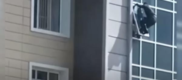 لحظة إنقاذ طفلة معلقة على شرفة في الطابق الثامن(فيديو)