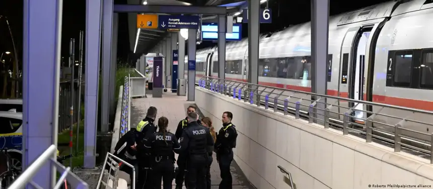 شاب يحاول تنفيذ هجوم بعبوات نارية داخل قطار في ألمانيا