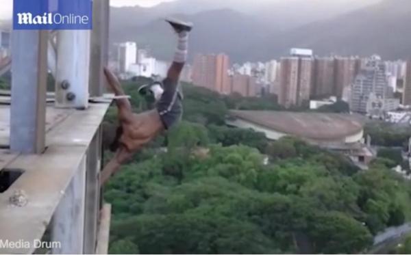 بالفيديو: مغامر يمارس التمارين الرياضية على حافة ناطحة سحاب