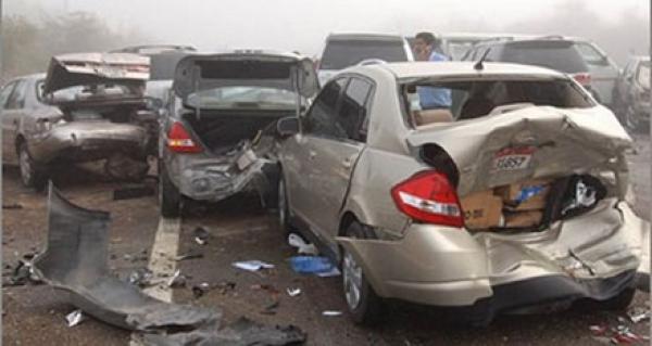 بالفيديو.. عجوز يصدم 9 سيارات لإخراج عربته من موقف الانتظار