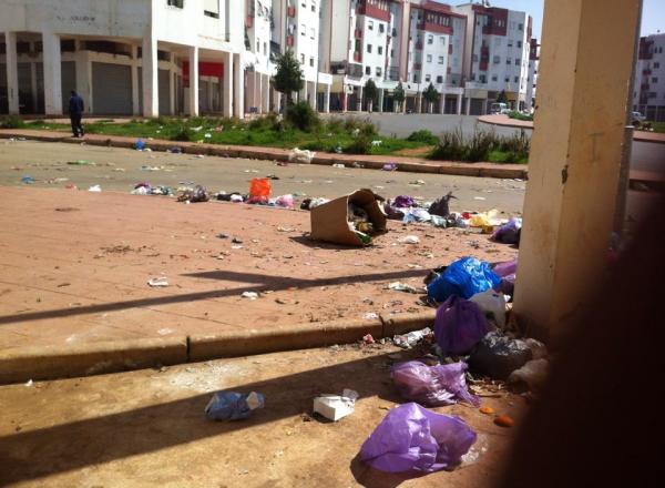 ساكنة "تامسنا" ضاحية الرباط تلقي بأزبالها في الشارع العام كاحتجاج على عدم الاستجابة لمطالبها (الصور و الفيديو )