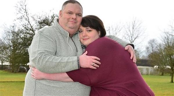  شارون هيل وزوجها أندرو (دايلي ميل) 