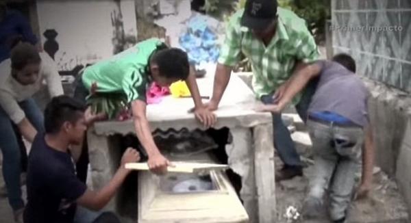 يسمع صراخ زوجته داخل المقبرة بعد يوم كامل من دفنها