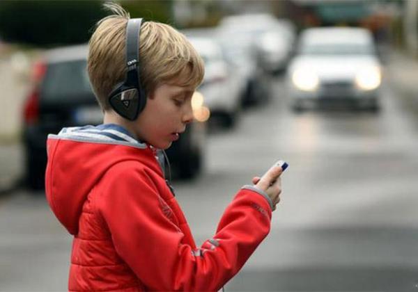 لهذه الاسباب لا تستخدم الهواتف الذكية اثناء السير