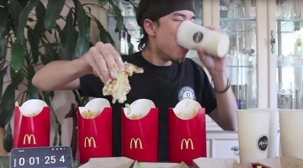 بالفيديو: يتناول 7500 سعرة حرارية في 5 دقائق