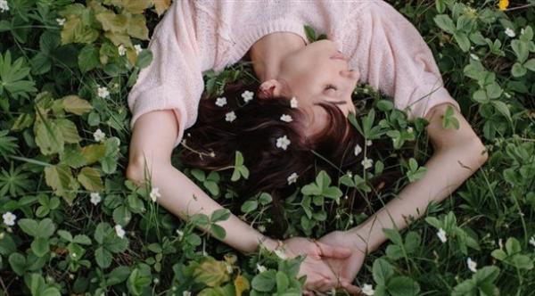 النوم مع رفع الذراعين للأعلى علامة على وجود مشكلة في التنفس