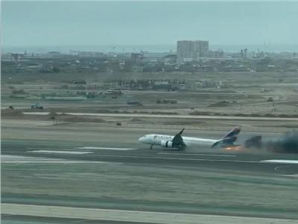 لحظة اشتعال النيران في طائرة ركاب على مدرج مطار (فيديو)