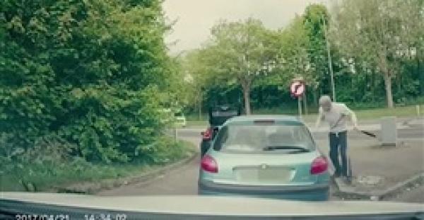 بالفيديو.. رجلان يهاجمان مقاتل محترف فيMMA فيتلقيان علقة ساخنة