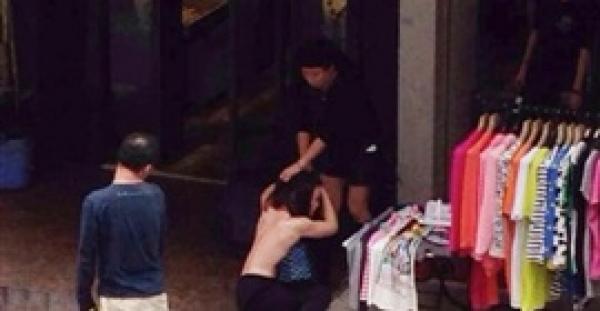 بالفيديو والصور.. صينية تجرد فتاة من ملابسها بعد أن سرقت متجرها