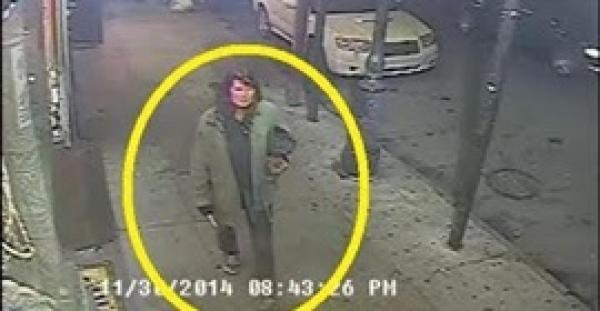 بالفيديو.. امرأة تطعن المارة بطريقة مريبة