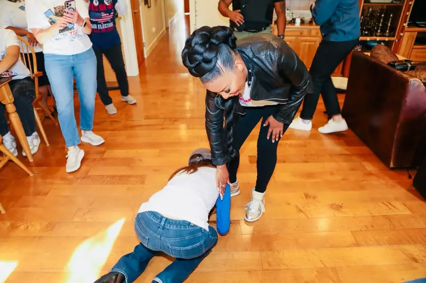 فيديو يثير ضجة... مذيعة تقبل حذاء برلمانية أمام الحضور في أمريكا