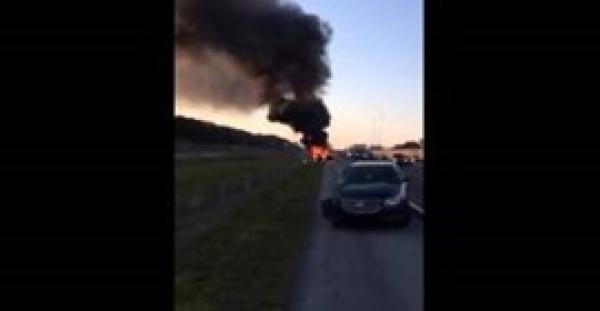 بالفيديو.. لحظة انفجار سيارة صدمها مخمور بسيارته أثناء توقفها