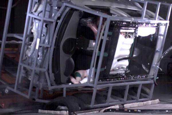 بالفيديو: أول وسادة سقف هوائية تحمي من حوادث انقلاب السيارات