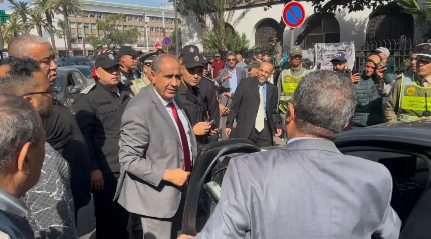 اشتباكات بين سائقي الطاكسيات وسائقي "إن درايف"بالدار البيضاء والأمن يتدخل لفرض النظام