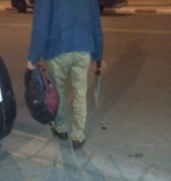 الصورة لرجل الأمن يحجز السكين والمحفظة