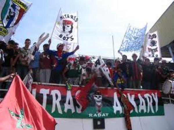 جماهير الجيش الملكي تلقي بأحد رجال الأمن في خندق بمركب مولاي عبدالله