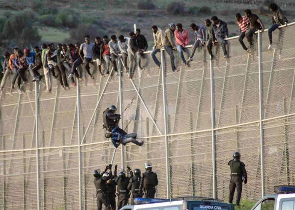 "الحموشي" يُعاقب مسؤولا أمنيا بباب سبتة بسبب "شتمه" لمهاجر غير شرعي