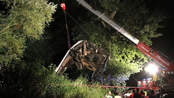 36 قتيلا في حادث سقوط حافلة ركاب من على جسر في ايطاليا