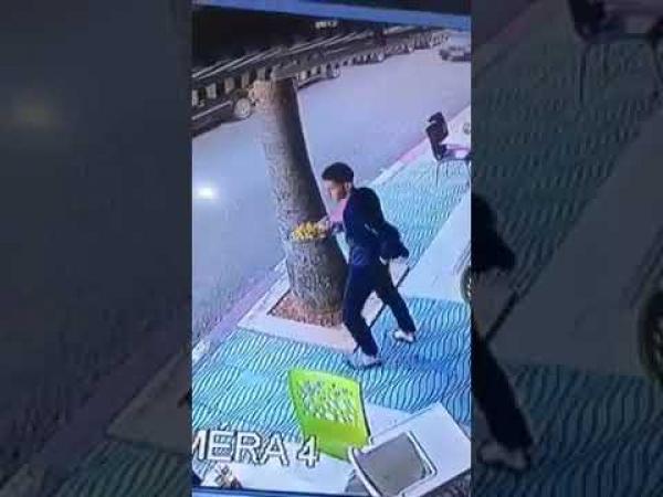 كاميرا مراقبة تفضح عملية سرقة “فريتورة” بمطعم شهير !