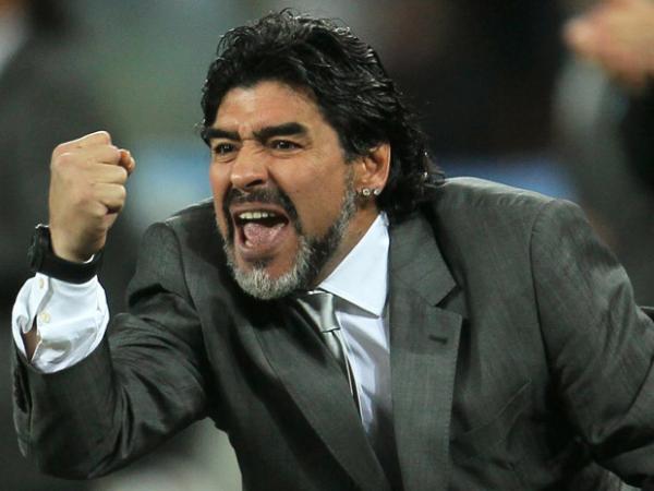 أساطير الكرة العالميين بقيادة مارادونا يحلون بالمغرب في ذكرى المسيرة الخضراء