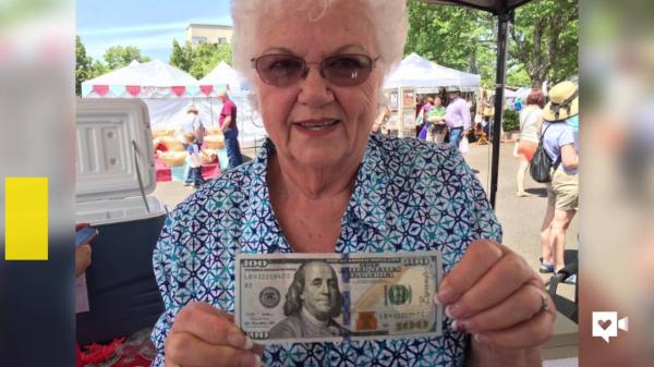 بالفيديو: محسن مجهول يوزع أوراقاً نقدية من فئة 100 دولار