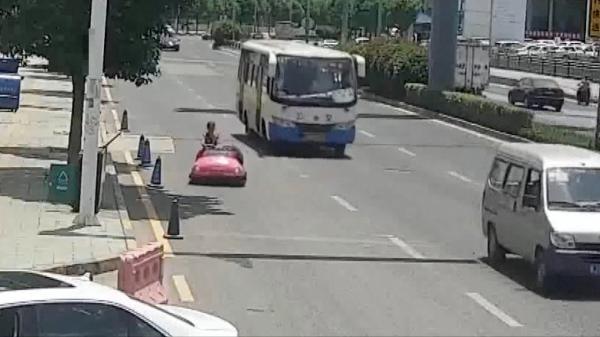 بالفيديو: صينية تقود سيارة ملاهي في شارع مزدحم