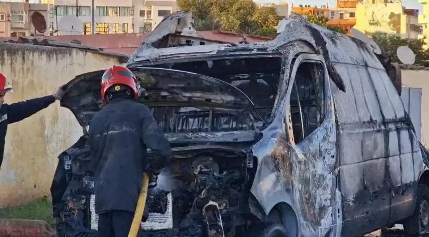 حريق مهول يلتهم سيارة بمنطقة الحي المحمدي بالبيضاء