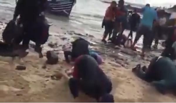 بالفيديو وفي مشهد مؤثر... مرة أخرى مغاربة يسجدون شكرا لله بعد وصولهم لإسبانيا