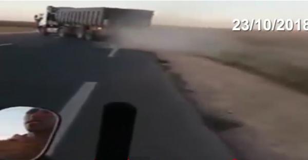 شاهد الطريقة الهوليودية الذي لجأ اليها سائق شاحنة للفرار من أداء ثمن "المازوط" و كيف تم القبض عليه