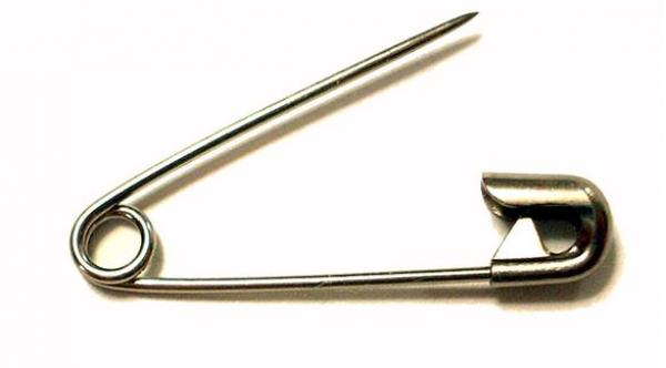 سكان بريطانيا يرتدون دبوساً لمحاربة العنصرية ضد الأجانب