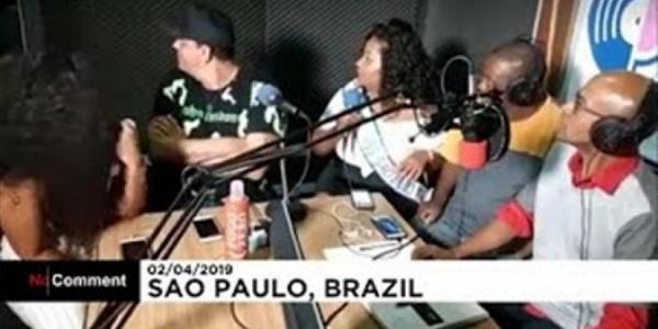 سطو مسلح على الهواء مباشرة والمشاهدون يبلغون الشرطة (فيديو)