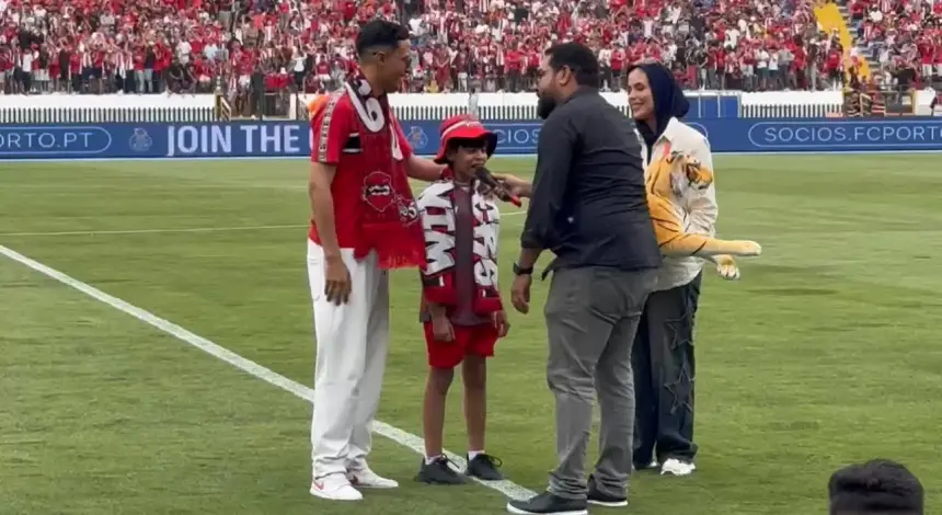 في التفاتة إنسانية...تكريم مؤثر للطفل الكفيف يحيى يشعل مدرجات دونور