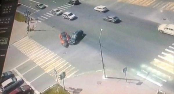 بالفيديو.. نجاة توأم بأعجوبة من الموت في حادث مروع