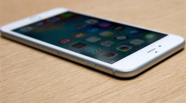 موقع أمريكي يبيع هاتف آي فون بدولار واحد فقط